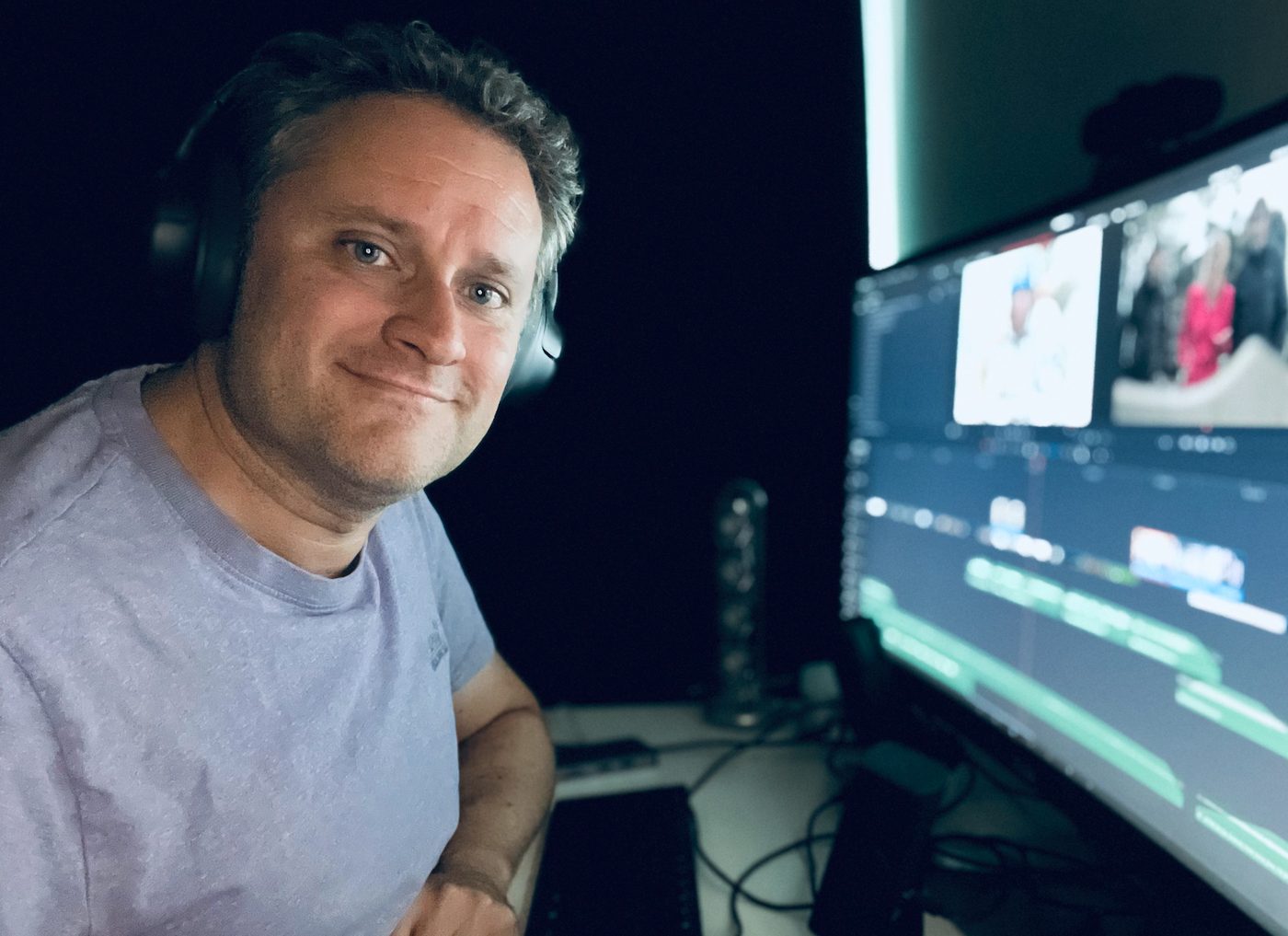 Christian van der Vliet, podcastmaker en begeleider van de Team On Air Cast, met koptelefoon achter zijn montageset